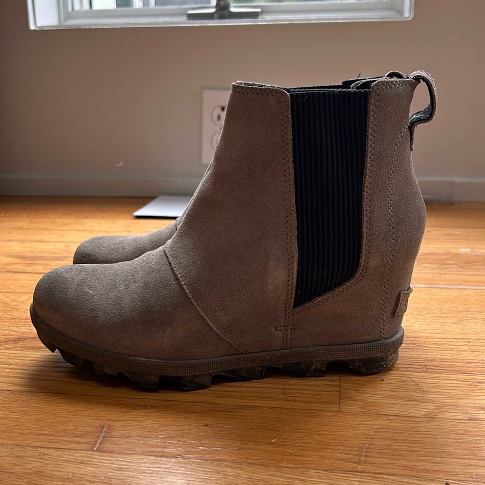 Sorel Joan of Arctic wedge chelsea boot gently used